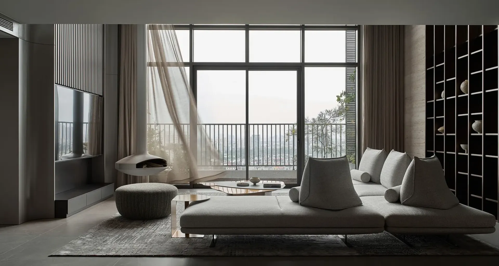 Salon contemporain à double hauteur dans une résidence de prestige au Luxembourg, baies vitrées sol-plafond et rideaux écrus — agence immobilière EIRES Real Estate
